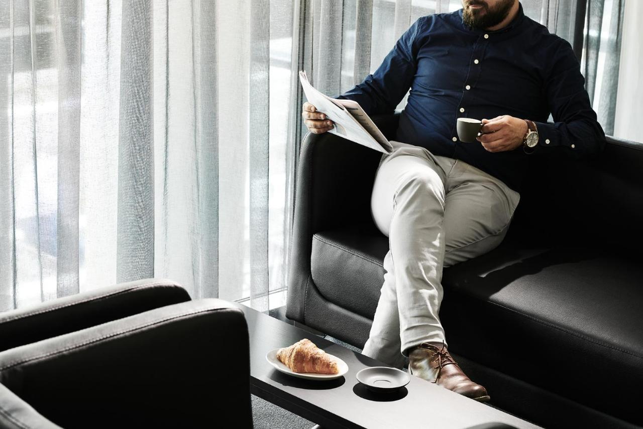 Midnight Hotel, Autograph Collection Canberra Exteriör bild A man reading a newspaper